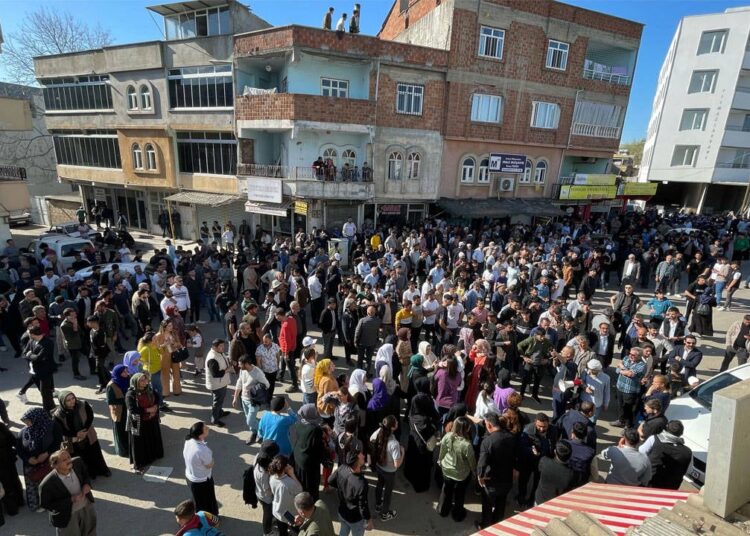 Hilvan'da oy pusulalarını yakan 7 AK Parti'li tutuklandı 1 Hilvan’da oy pusulalarını yakan 7 AK Parti’li tutuklandı