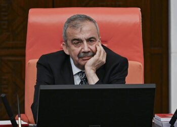 Sırrı Süreyya Önder TBMM’de oturumu yönetirken rahatsızlandı