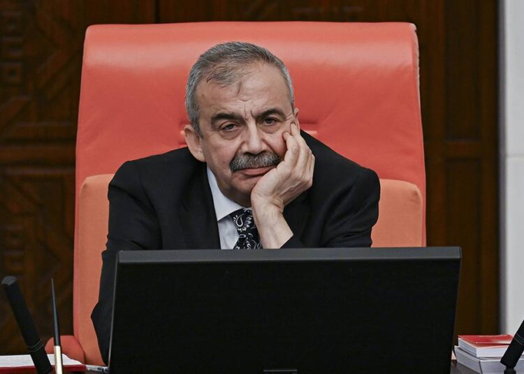 Sırrı Süreyya Önder TBMM'de oturumu yönetirken rahatsızlandı 1 Sırrı Süreyya Önder TBMM’de oturumu yönetirken rahatsızlandı