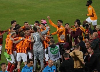 Fenerbahçe’nin sahadan çekildiği Süper Kupa gecesi Avrupa’da manşetlerde