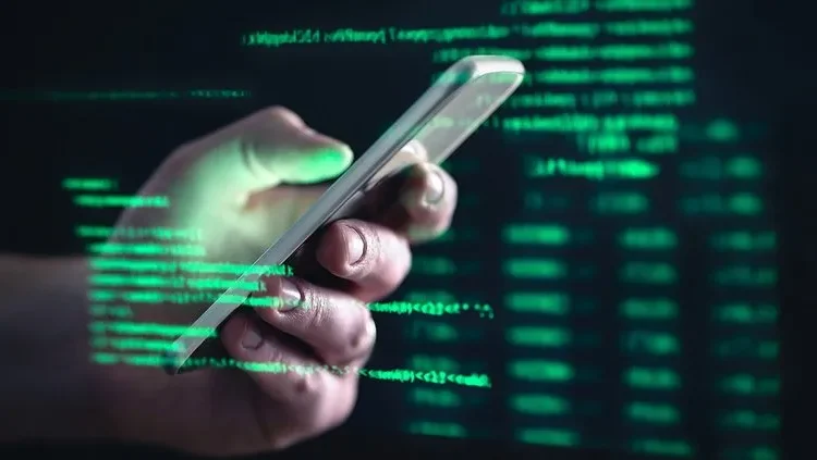 ‘Telefonunuza virüs bulaştı’ mesajı atıp 10 milyon lirasını çaldılar