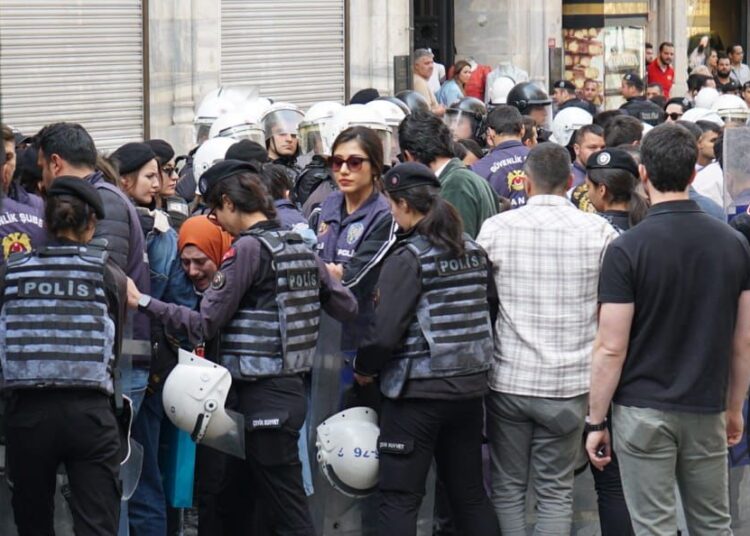 Taksim'de İsrail’i protesto eden başörtülü kadınlar, polis tarafından darp edildi 1 Taksim’de İsrail’i protesto eden başörtülü kadınlar, polis tarafından darp edildi