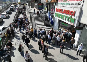 İstanbul’da ucuz baklava kuyruğu: 3’te bir fiyatına satılıyor!
