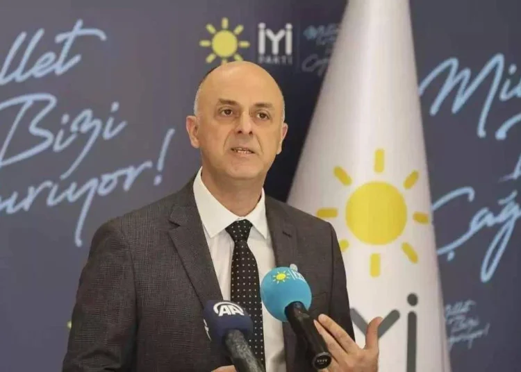 Ümit Özlale, İYİ Parti'den istifa etti 1 Ümit Özlale, İYİ Parti’den istifa etti