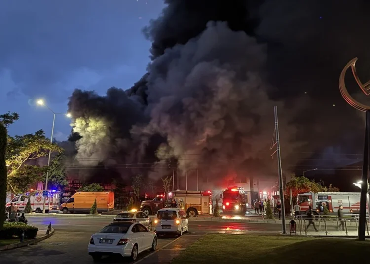 İzmir’de yangın! Kauçuk fabrikasında çıkan yangın plastik fabrikasına da sıçradı