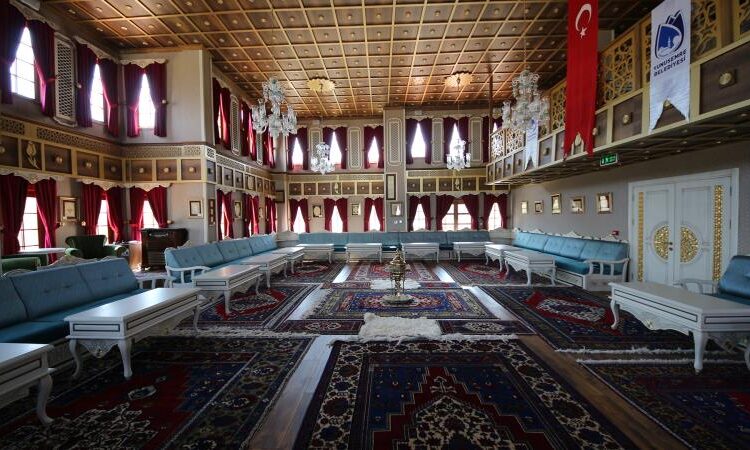 Seçimin kaybedildiği belli olunca sabaha kadar 100 milyon liralık çek kesmişler 1 Seçimin kaybedildiği belli olunca sabaha kadar 100 milyon liralık çek kesmişler