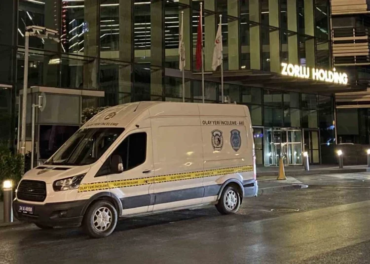 Zorlu Holding binasının camları kurşunlandı