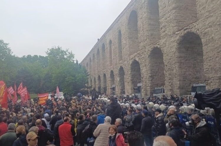 İstanbul polisinden 1 Mayıs operasyonu! Çok sayıda gözaltı var 1 İstanbul polisinden 1 Mayıs operasyonu! Çok sayıda gözaltı var