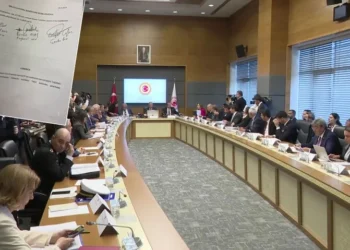 AKP, emekli askerlere konuşma yasağından geri adım attı; ilgili madde yasa teklifinden çıkarıldı