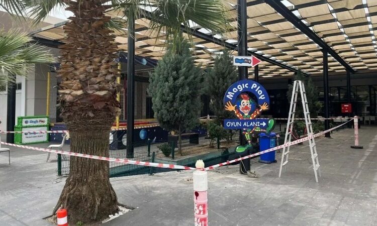 AVM'nin süs havuzunda ölü bulundu, nasıl düştüğü araştırılıyor 1 AVM’nin süs havuzunda ölü bulundu, nasıl düştüğü araştırılıyor