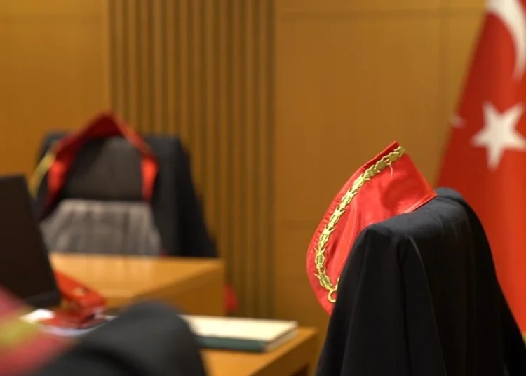 Başörtülü mahkeme heyetine reddi hâkim talebinde bulunan avukata soruşturma açıldı