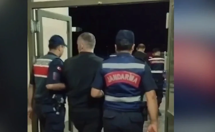 Çanakkale'de sürat teknesiyle yurt dışına kaçmaya çalışırken yakalandılar 1 Çanakkale’de sürat teknesiyle yurt dışına kaçmaya çalışırken yakalandılar