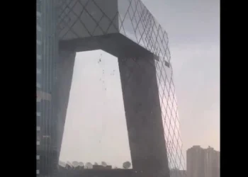 Çin’de film gibi olay: Metrelerce yüksekte çalışan işçiler, rüzgârın etkisiyle gökdelenden savruldu