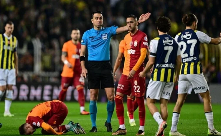 Galatasaray'dan Fenerbahçe derbisi öncesi hakem tepkisi 1 Galatasaray’dan Fenerbahçe derbisi öncesi hakem tepkisi