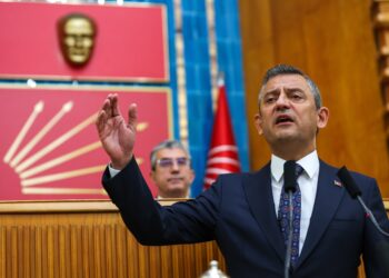 Mümtaz’er Türköne yazdı… Patlamış kanalizasyonun ortasında paçasını sıyıran adam: Özgür Özel