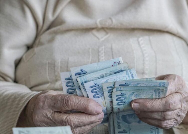 Emekli ikramiyesi farklarının ödeneceği tarih açıklandı 1 Dünya standardı 4’e 1 iken, Türkiye’de 1 emekliye 1,5 çalışan düşüyor