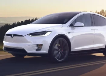 Emniyet kemerinde hata çıktı: Tesla, 125 bin aracını geri çağırdı