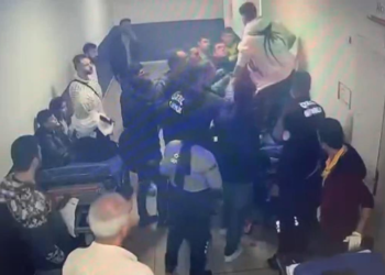 Yaralı halde sedyeden kalkıp doktora saldırdı