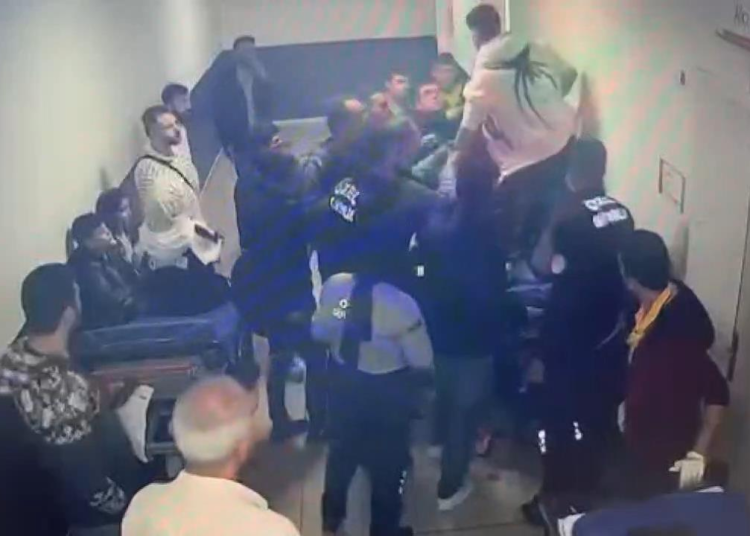 Yaralı halde sedyeden kalkıp doktora saldırdı 1 Yaralı halde sedyeden kalkıp doktora saldırdı