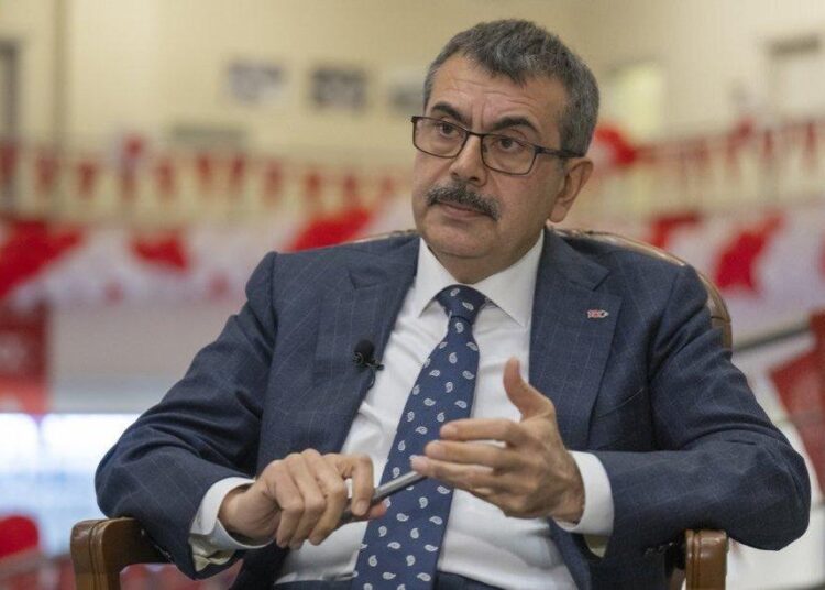 Eğitim Bakanı Yusuf Tekin, tepkilere rağmen yeni müfredatı onayladı