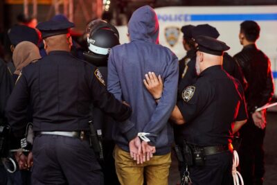 ABD polisi, Filistin destekçisi öğrencilere sert müdahale etti! Onlarcası gözaltına alındı 4 ABD polisi, Filistin destekçisi öğrencilere sert müdahale etti! Onlarcası gözaltına alındı
