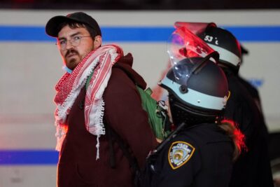 ABD polisi, Filistin destekçisi öğrencilere sert müdahale etti! Onlarcası gözaltına alındı 3 ABD polisi, Filistin destekçisi öğrencilere sert müdahale etti! Onlarcası gözaltına alındı
