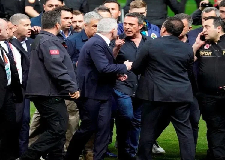 Derbi bitti gerginlik bitmedi! Ali Koç’tan tehdit, Dursun Özbek’ten hodri meydan