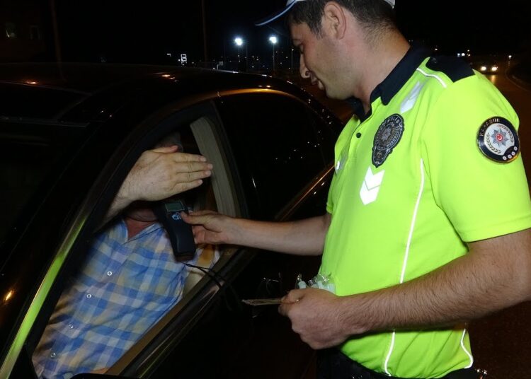 Emniyet amiri polis aracıyla kaza yaptı! Yapılan kontrolde 200 promil alkollü çıktı
