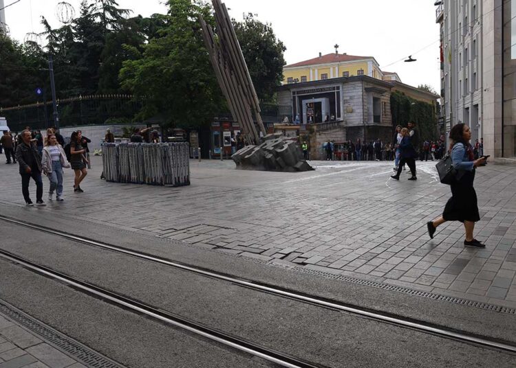 Galatasaray Meydanı’ndaki polis bariyerleri 300 hafta sonra kaldırıldı