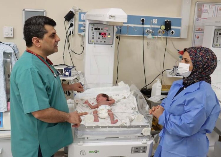 Adıyaman’da 585 gram doğan bebek 107 gün sonra taburcu edildi