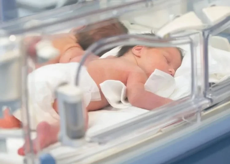 Yeni doğan bebekleri özel hastanelerin yoğun bakımlarına sevk ederek devleti dolandırmışlar