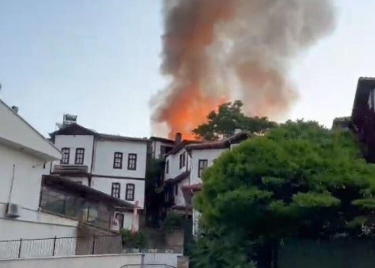 Beypazarı tarihi evlerinin bulunduğu mahallede yangın! 4 ev kül oldu 1 Beypazarı tarihi evlerinin bulunduğu mahallede yangın! 4 ev kül oldu