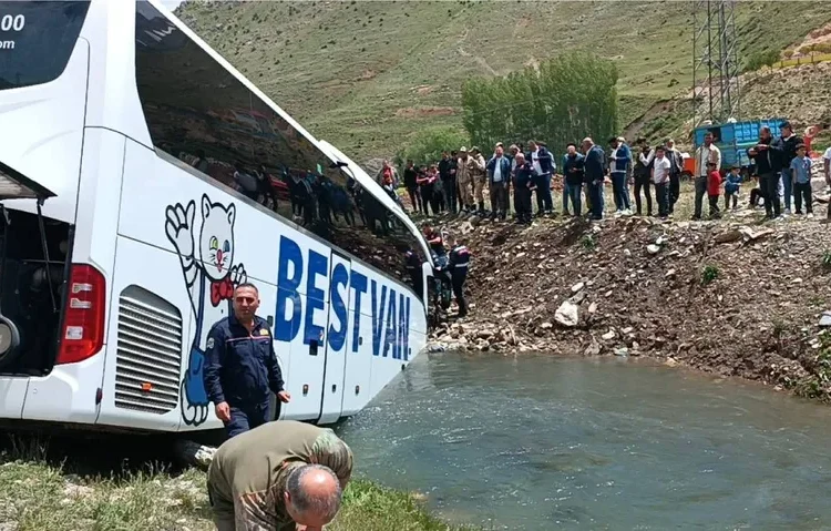 Bitlis’te yolcu otobüsü dereye düştü: 7 yaralı