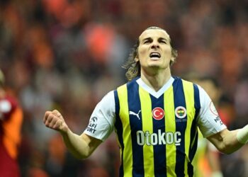 Fenerbahçe 10 kişiyle kazandı, şampiyonluk şansını son haftaya taşıdı