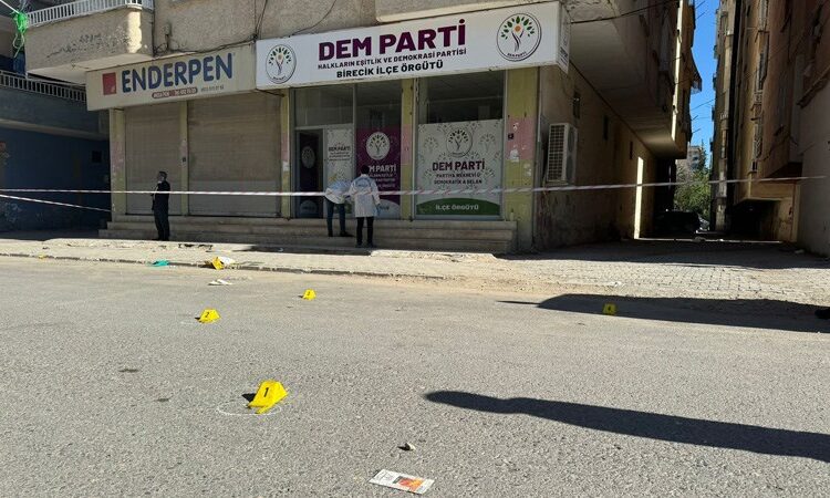 Şanlıurfa Birecik DEM Parti bürosuna silahlı saldırı! 1 Şanlıurfa Birecik DEM Parti bürosuna silahlı saldırı!