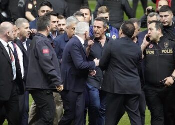 Valilik'ten Galatasaray-Fenerbahçe derbisine ilişkin açıklama: 5 kişi hakkında işlem başlatıldı 2 Valilik’ten Galatasaray-Fenerbahçe derbisine ilişkin açıklama: 5 kişi hakkında işlem başlatıldı