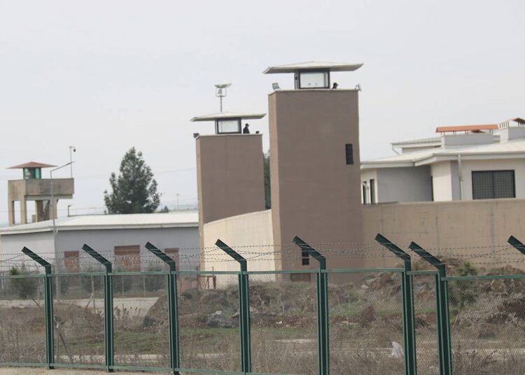 Diyarbakır’da cezaevinde çok sayıda mahkum ve personel zehirlendi