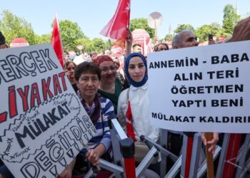 ‘Eğitim Mitingi’nde konuşan Özgür Özel: Madem atamayacaktın, niye okuttun?