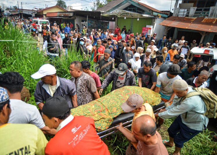 Endonezya’da felaket: Yanardağdan akan lavlar köyleri yuttu