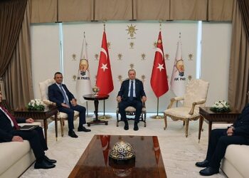 Mercan Bulut’un analiz haberi l CHP yükselişe geçince, gizli bir el aşağı çekiyor