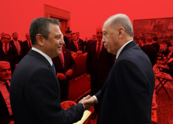 Mümtaz’er Türköne yazdı I ‘Atın önünde et, itin önünde ot’