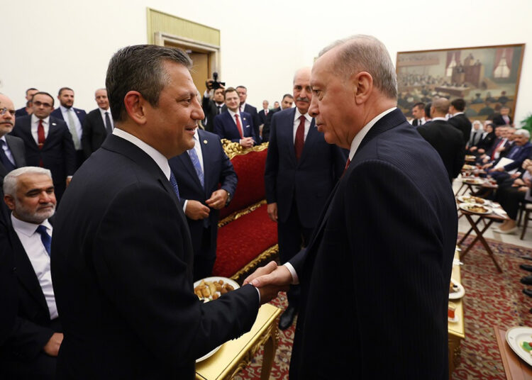 Merakla beklenen görüşme başladı 1 Merakla beklenen görüşme başladı