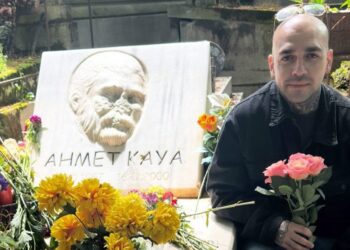 Rapçi Ezhel’den Ahmet Kaya’nın mezarına ziyaret