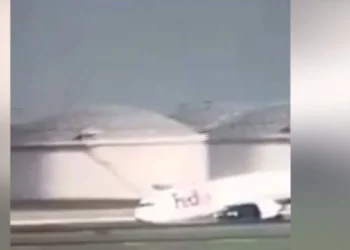 İstanbul Havalimanı’nda kargo uçağı gövdesi üzerine indi