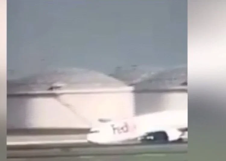 İstanbul Havalimanı'nda kargo uçağı gövdesi üzerine indi 1 İstanbul Havalimanı’nda kargo uçağı gövdesi üzerine indi