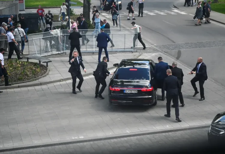 Silahlı saldırıya uğrayan Slovakya Başbakanı hayati tehlikeyi atlattı 1 Silahlı saldırıya uğrayan Slovakya Başbakanı hayati tehlikeyi atlattı