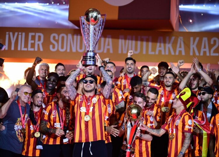 Galatasaray şampiyonluk kupasını kaldırdı 1 Galatasaray şampiyonluk kupasını kaldırdı