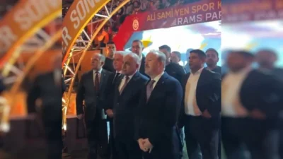Galatasaray şampiyonluk kupasını kaldırdı 2 Galatasaray şampiyonluk kupasını kaldırdı