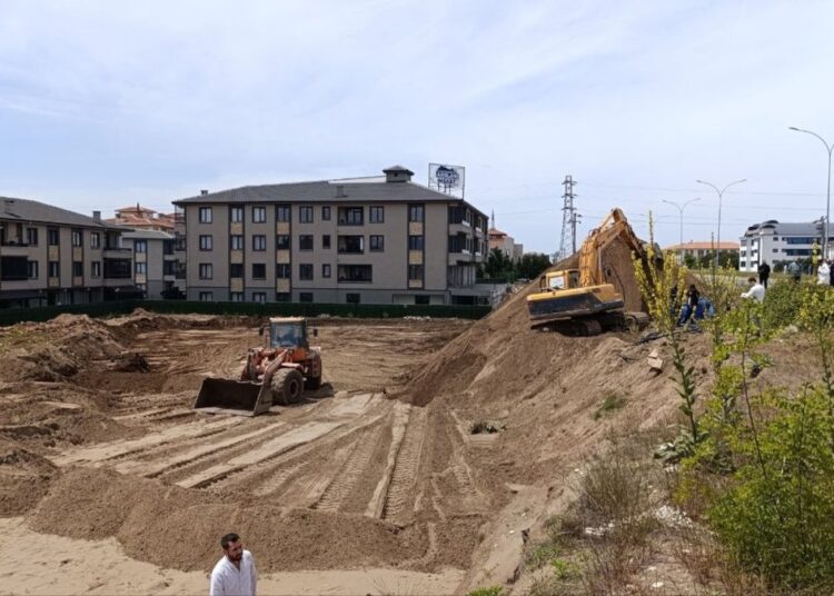 İnşaat kazısı sırasında elleri ve ayakları bağlı ceset bulundu 1 İnşaat kazısı sırasında elleri ve ayakları bağlı ceset bulundu