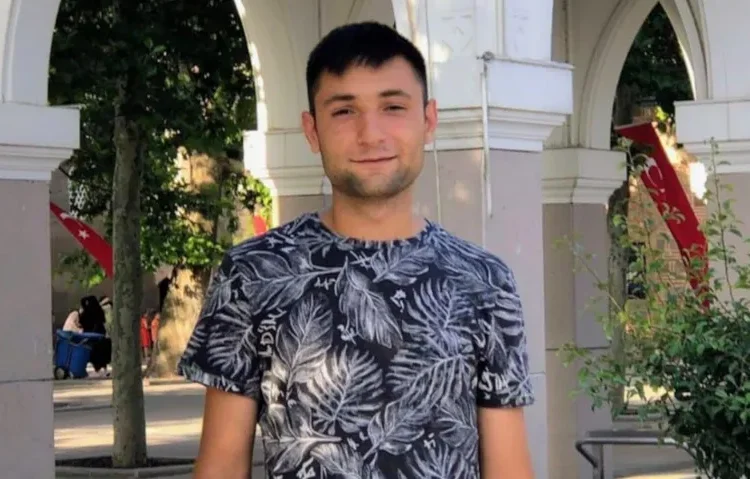 Kavgayı ayırmak isterken kalbinden vurulan 18 yaşındaki genç hayatını kaybetti 1 Kavgayı ayırmak isterken kalbinden vurulan 18 yaşındaki genç hayatını kaybetti